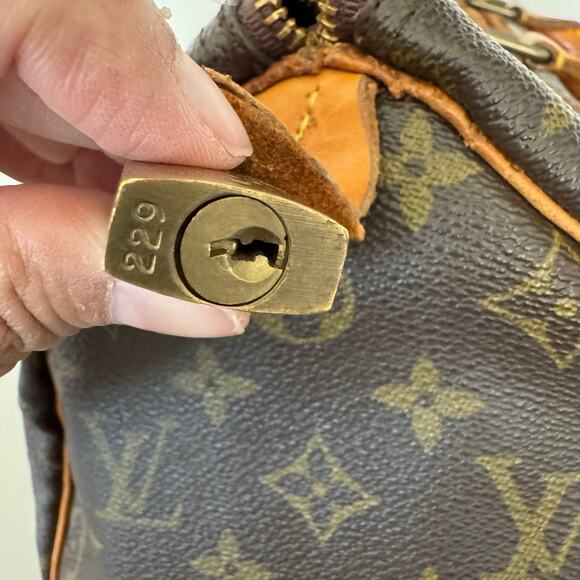 LOUIS VUITTON Vintage Monogram Speedy 30 Boston Bag - Picture 6 of 13